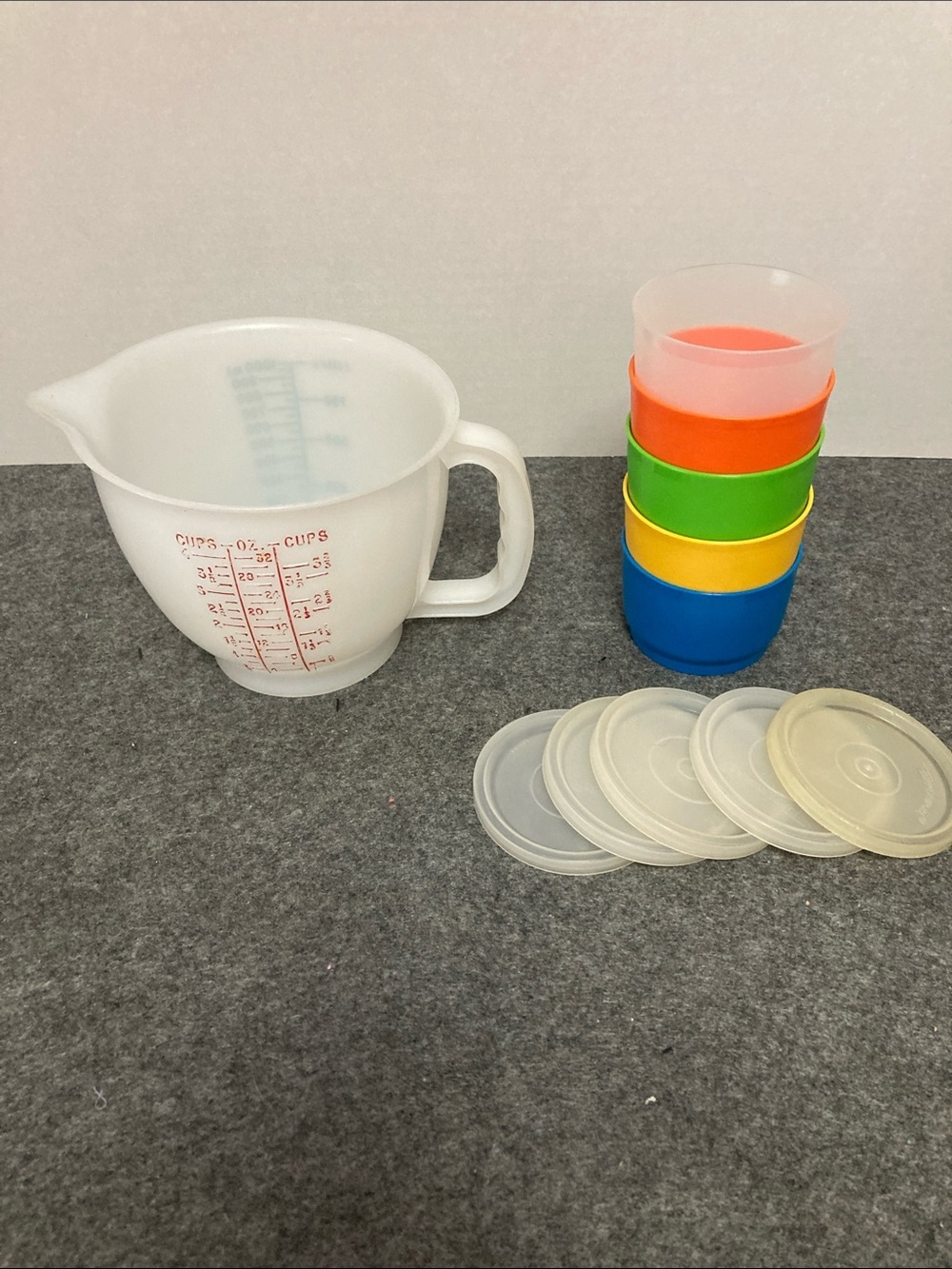 Vtg Tupperware one 4 cup mix & store & 5  4oz snack cups with lids